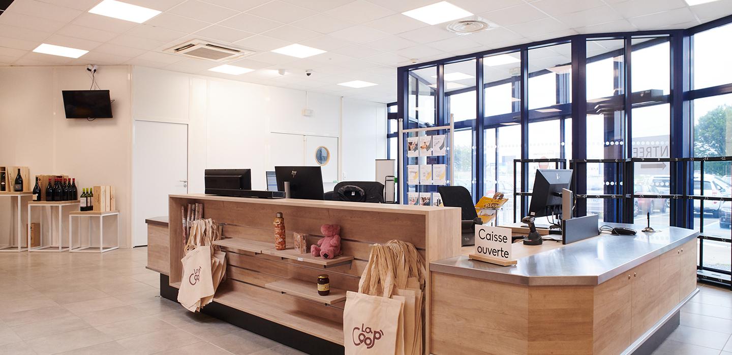 Aménagement personnalisé, mobilier sur mesure, design intérieur, espace de travail, stockage optimisé, zones de service, ergonomie,  matériaux durables, espaces de réunion, zones de stockage, mobilier urbain, espaces de coworking, mobilier industriel, espaces de vente, mobilier de bureau, espaces de production, mobilier extérieur, espaces de loisirs, mobilier de magasin.