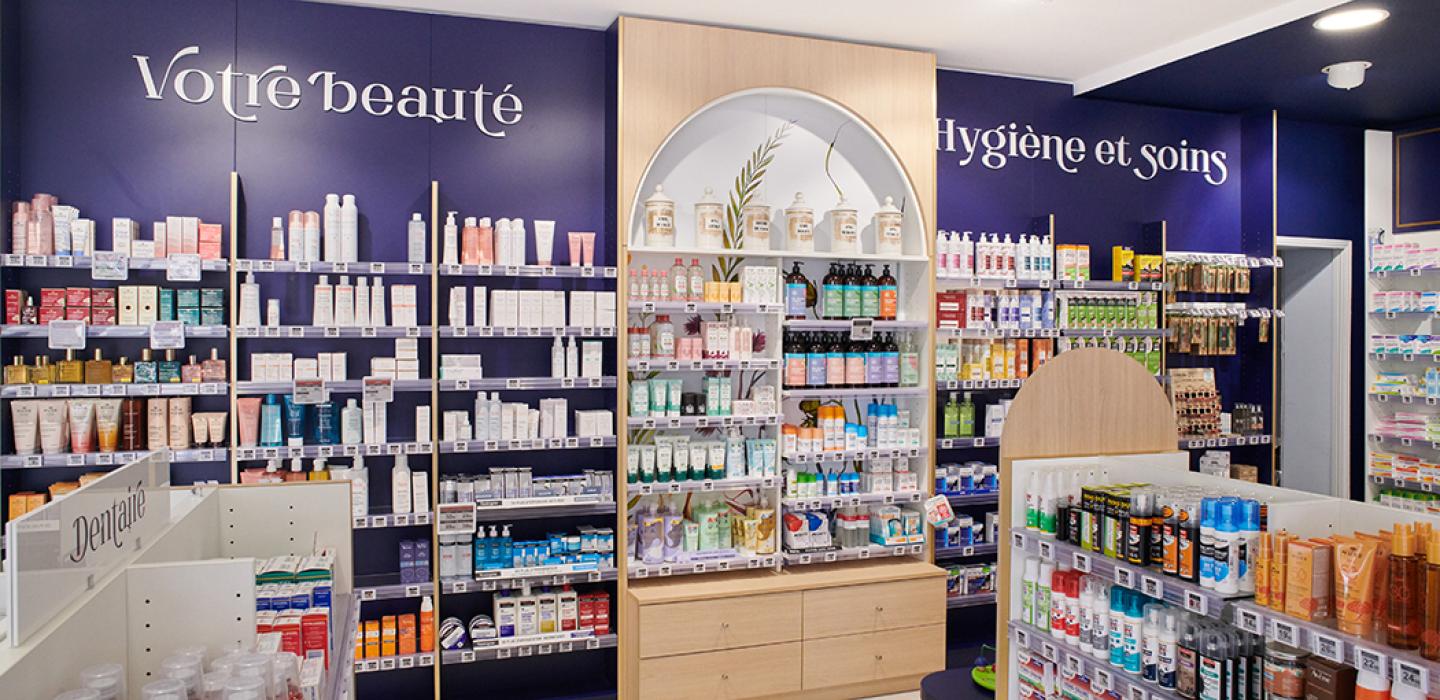 , linéaires de pharmacie, décoration intérieure, travaux en pharmacie, JBCC Agenceur, JBCC Agencement, agencement de pharmacie, design de pharmacie, mobilier de pharmacie, architecture commerciale, pharmacie moderne, conception de pharmacie, aménagement de pharmacie, bois écologique, Made in France, Sautron, pharmacie Nantes, mobilier sur mesure, pharmacie 2024, agencement professionnel, innovation en pharmacie, équipe professionnelle, expert en agencement, projet de pharmacie, fabrication française, parten