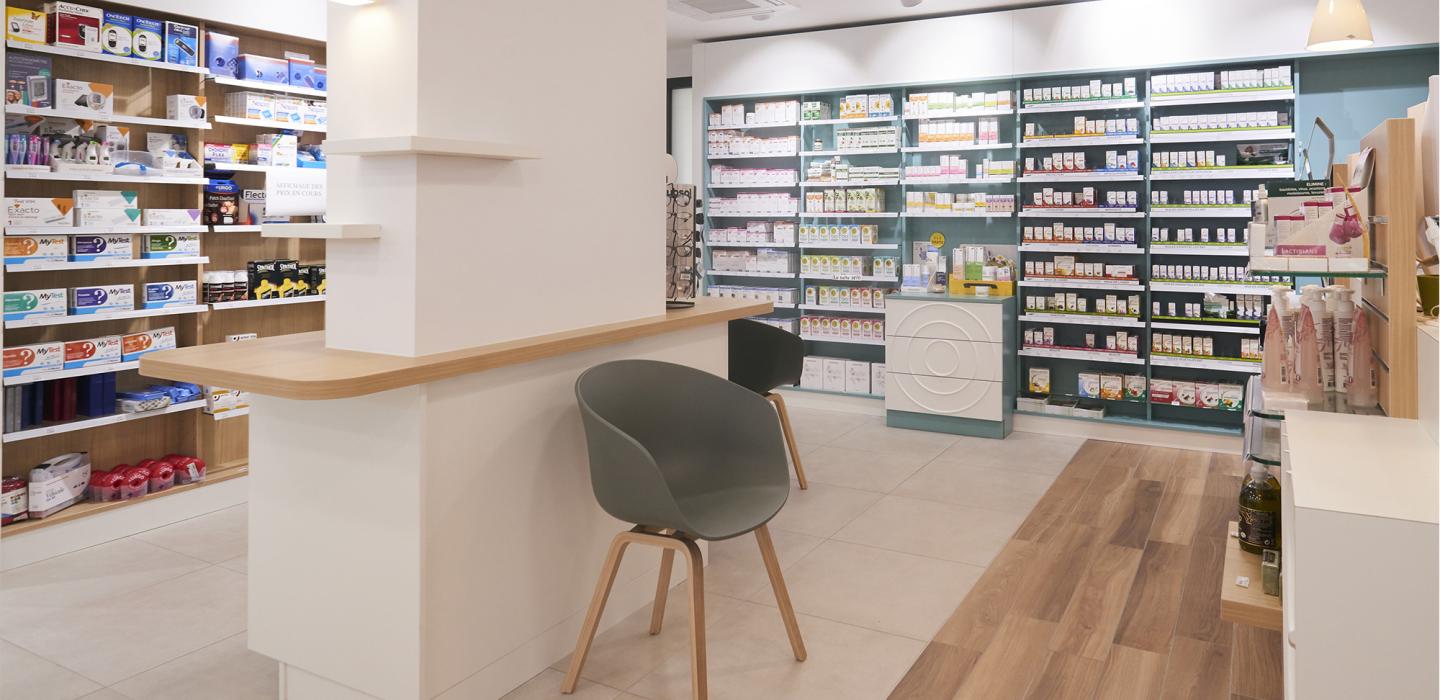 agencement pharmacie blanc bois