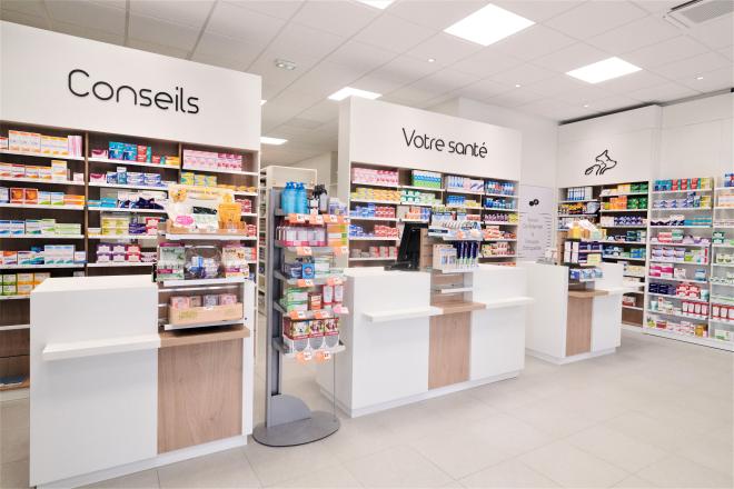 Parée de bois et de blanc, la pharmacie met à la disposition de la patientèle, dans une ambiance ZEN, les différents espaces : aromathérapie, diététique, homéopathie, médicaments vétérinaires, micronutrition, orthopédie, phytothérapie et parapharmacie.