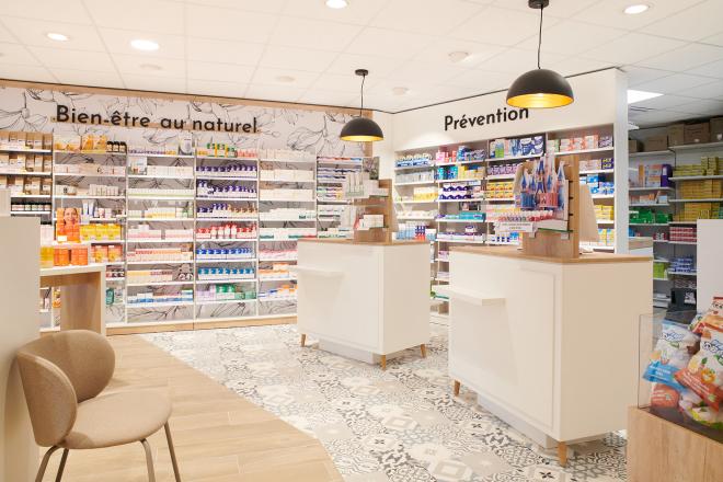 Mobilier pharmacie sur mesure : comptoirs ergonomiques éco-conçus en bois écologique pour l'accueil client et la sécurité sanitaire.