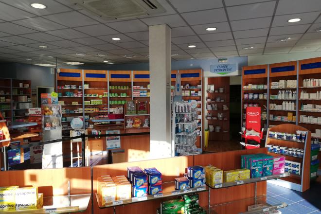 , linéaires de pharmacie, décoration intérieure, travaux en pharmacie, JBCC Agenceur, JBCC Agencement, agencement de pharmacie, design de pharmacie, mobilier de pharmacie, architecture commerciale, pharmacie moderne, conception de pharmacie, aménagement de pharmacie, bois écologique, Made in France, Sautron, pharmacie Nantes, mobilier sur mesure, pharmacie 2024, agencement professionnel, innovation en pharmacie, équipe professionnelle, expert en agencement, projet de pharmacie, fabrication française, parten