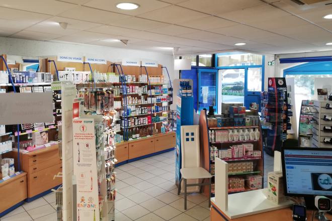 pharmacie ambiance calme confortable touche bambou harmonie décoration mobilier agencement