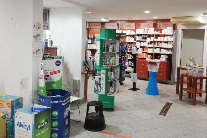 Agrandissement relooking pharmacie bois blanc noir comptoir ecran de protection