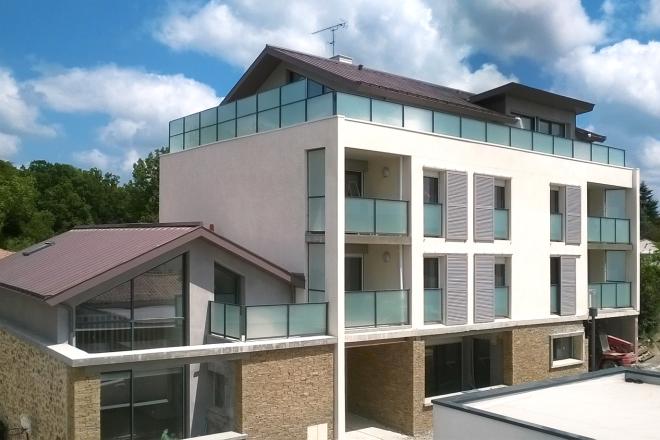 ouvertures en aluminium et garde-corps vitrés en acier Immeuble de logements neuf 