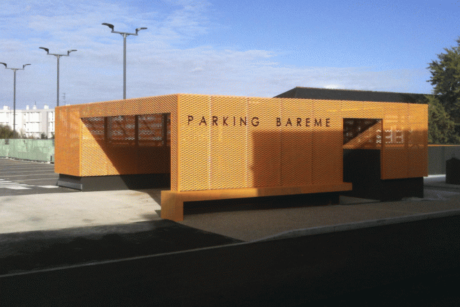 Bardage en résille métallique colorée parking Bareme Ancenis.gif