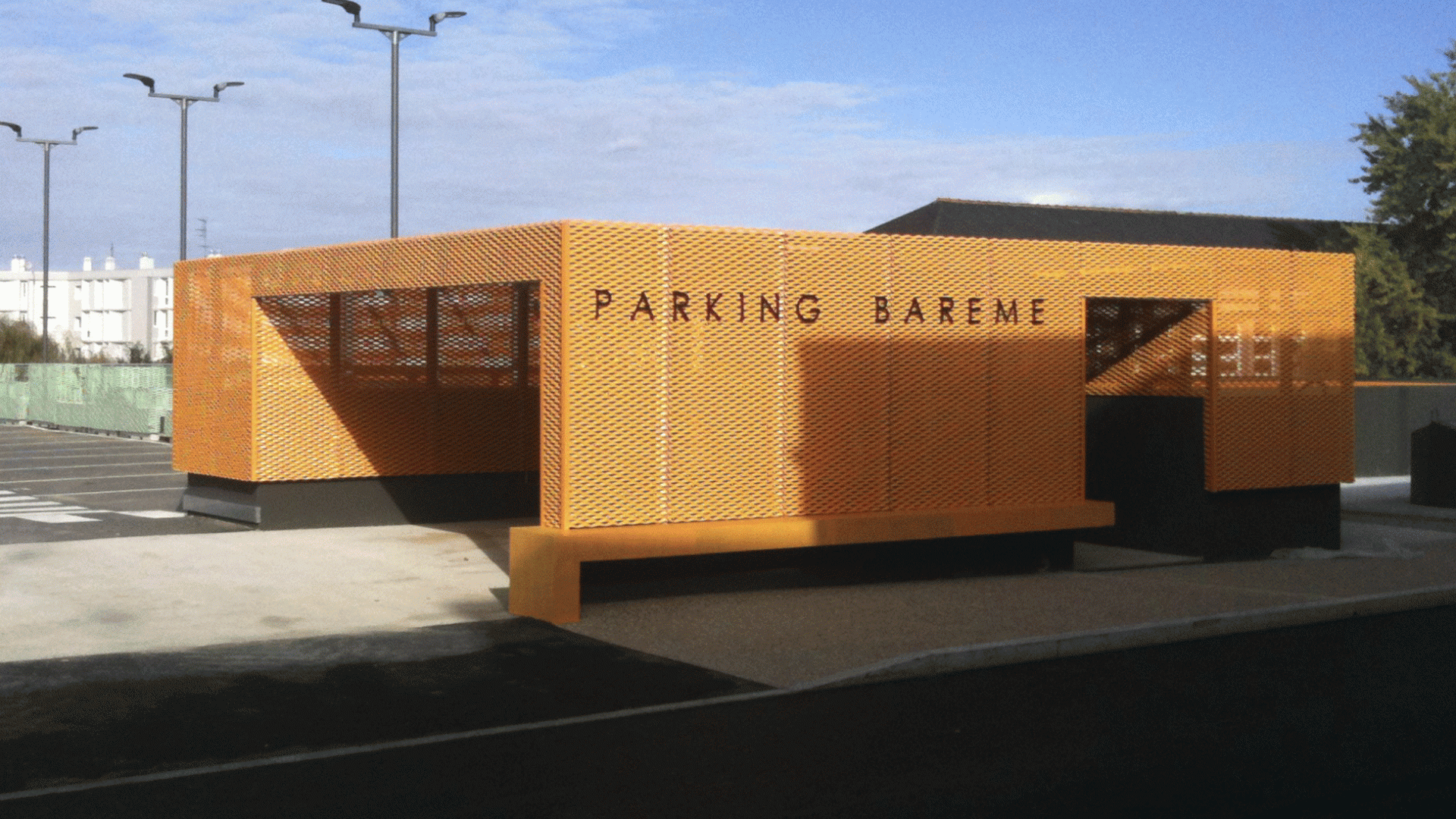 Bardage en résille métallique colorée parking Bareme Ancenis.gif