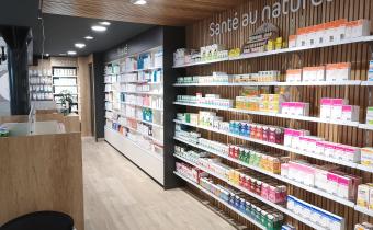  réagencement agrandissement relooking pharmacie bois blanc noir comptoir ecran de protection jbcc agenceur transfert creation relooking pharmacie magasin d'optique de coiffure et surfaces de vente