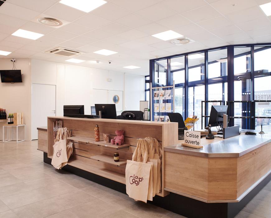 Aménagement personnalisé, mobilier sur mesure, design intérieur, espace de travail, stockage optimisé, zones de service, ergonomie,  matériaux durables, espaces de réunion, zones de stockage, mobilier urbain, espaces de coworking, mobilier industriel, espaces de vente, mobilier de bureau, espaces de production, mobilier extérieur, espaces de loisirs, mobilier de magasin.