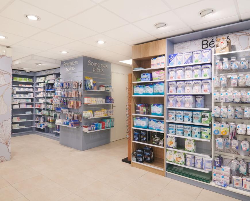 Réagencement pharmacie lumineuse bois bleu blanc identité visuelle jeune agencement relooking transfert jbcc agenceur made in france