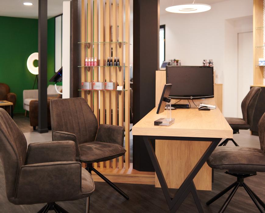 Repenser son agencement en diminuant son exposition tout en la mettant plus en valeur Et profiter de son extension pour accueillir au mieux ses clients Des mobiliers sur mesure bois/métal avec éclairage intégré Une salle d’examen de vue Un atelier ouvert sur l’espace de vente Un ilot de table de vente facilitant la circulation périphérique