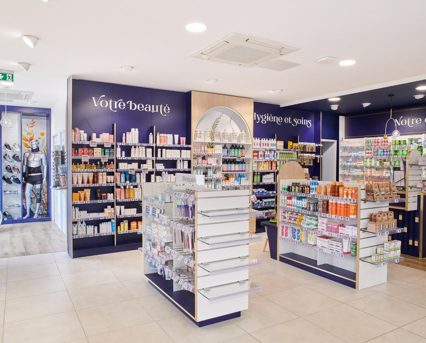 , linéaires de pharmacie, décoration intérieure, travaux en pharmacie, JBCC Agenceur, JBCC Agencement, agencement de pharmacie, design de pharmacie, mobilier de pharmacie, architecture commerciale, pharmacie moderne, conception de pharmacie, aménagement de pharmacie, bois écologique, Made in France, Sautron, pharmacie Nantes, mobilier sur mesure, pharmacie 2024, agencement professionnel, innovation en pharmacie, équipe professionnelle, expert en agencement, projet de pharmacie, fabrication française, parten