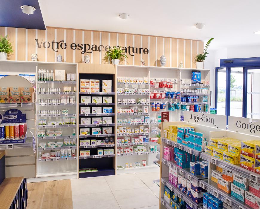 , linéaires de pharmacie, décoration intérieure, travaux en pharmacie, JBCC Agenceur, JBCC Agencement, agencement de pharmacie, design de pharmacie, mobilier de pharmacie, architecture commerciale, pharmacie moderne, conception de pharmacie, aménagement de pharmacie, bois écologique, Made in France, Sautron, pharmacie Nantes, mobilier sur mesure, pharmacie 2024, agencement professionnel, innovation en pharmacie, équipe professionnelle, expert en agencement, projet de pharmacie, fabrication française, parten