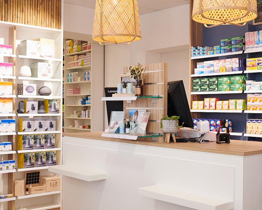 pharmacie ambiance calme confortable touche bambou harmonie décoration mobilier agencement