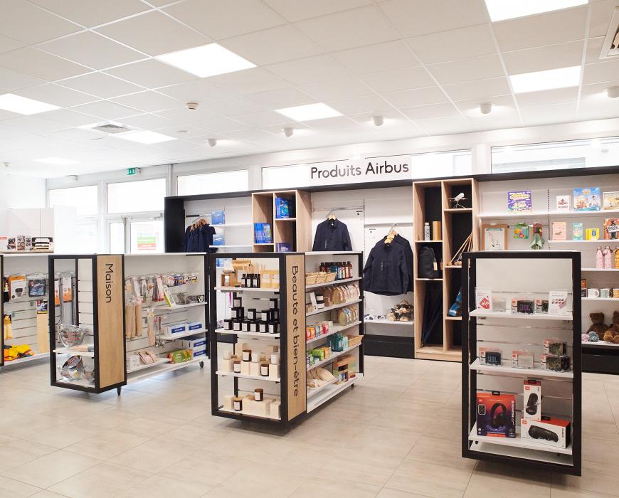 Aménagement personnalisé, mobilier sur mesure, design intérieur, espace de travail, stockage optimisé, zones de service, ergonomie,  matériaux durables, espaces de réunion, zones de stockage, mobilier urbain, espaces de coworking, mobilier industriel, espaces de vente, mobilier de bureau, espaces de production, mobilier extérieur, espaces de loisirs, mobilier de magasin.