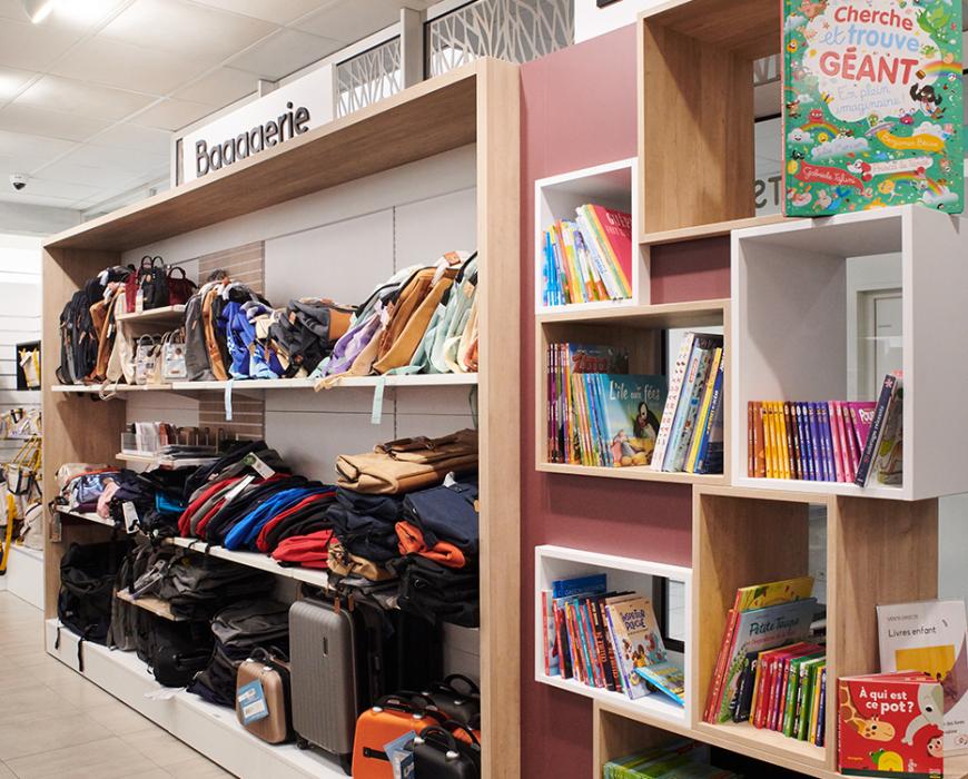 Aménagement personnalisé, mobilier sur mesure, design intérieur, espace de travail, stockage optimisé, zones de service, ergonomie,  matériaux durables, espaces de réunion, zones de stockage, mobilier urbain, espaces de coworking, mobilier industriel, espaces de vente, mobilier de bureau, espaces de production, mobilier extérieur, espaces de loisirs, mobilier de magasin.