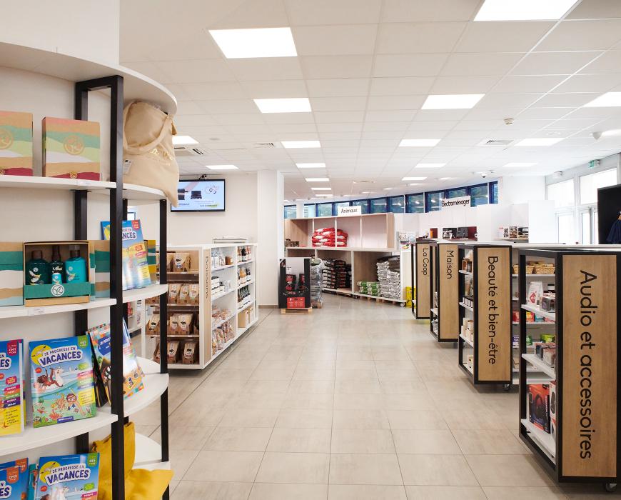 Aménagement personnalisé, mobilier sur mesure, design intérieur, espace de travail, stockage optimisé, zones de service, ergonomie,  matériaux durables, espaces de réunion, zones de stockage, mobilier urbain, espaces de coworking, mobilier industriel, espaces de vente, mobilier de bureau, espaces de production, mobilier extérieur, espaces de loisirs, mobilier de magasin.