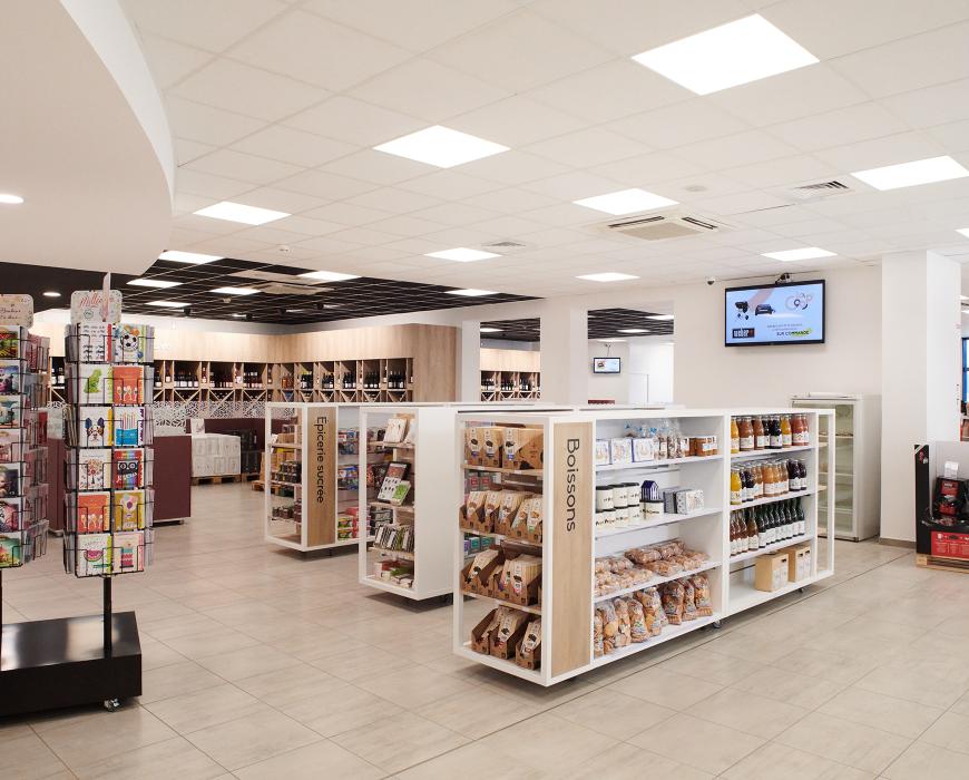 Aménagement personnalisé, mobilier sur mesure, design intérieur, espace de travail, stockage optimisé, zones de service, ergonomie,  matériaux durables, espaces de réunion, zones de stockage, mobilier urbain, espaces de coworking, mobilier industriel, espaces de vente, mobilier de bureau, espaces de production, mobilier extérieur, espaces de loisirs, mobilier de magasin.