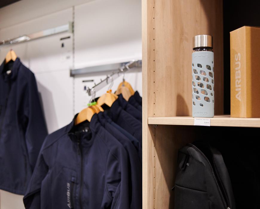 Aménagement personnalisé, mobilier sur mesure, design intérieur, espace de travail, stockage optimisé, zones de service, ergonomie,  matériaux durables, espaces de réunion, zones de stockage, mobilier urbain, espaces de coworking, mobilier industriel, espaces de vente, mobilier de bureau, espaces de production, mobilier extérieur, espaces de loisirs, mobilier de magasin.