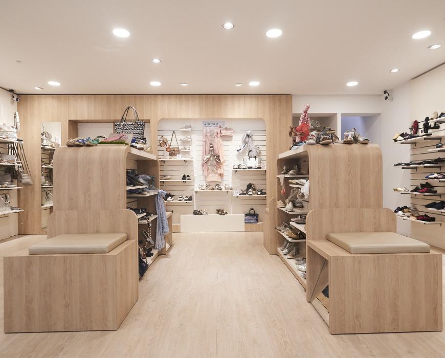magasin chaussure agencement bois blanc