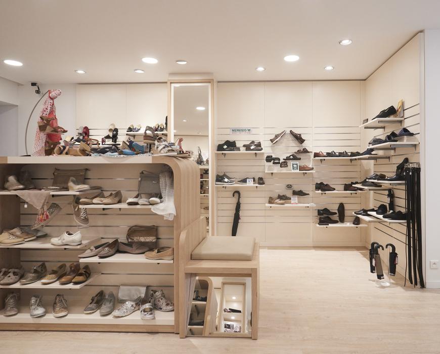 magasin chaussure agencement bois blanc