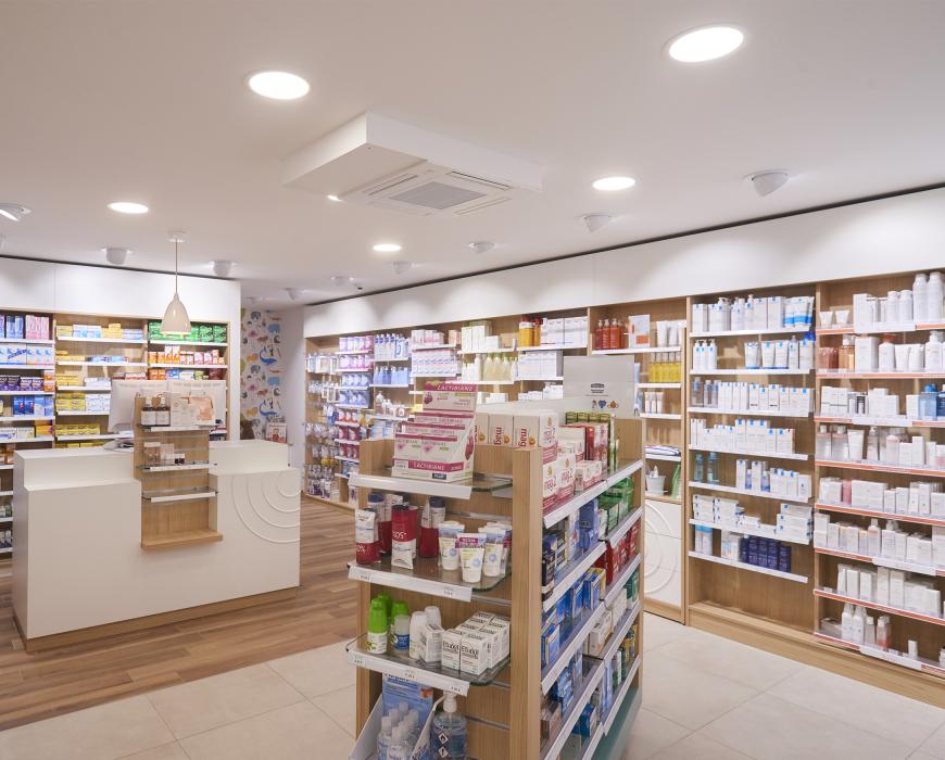 agencement pharmacie blanc bois