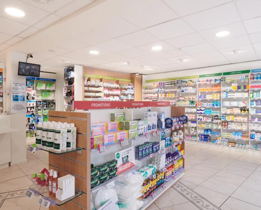 relooking pharmacie comptoirs bois et blanc suspension laiton