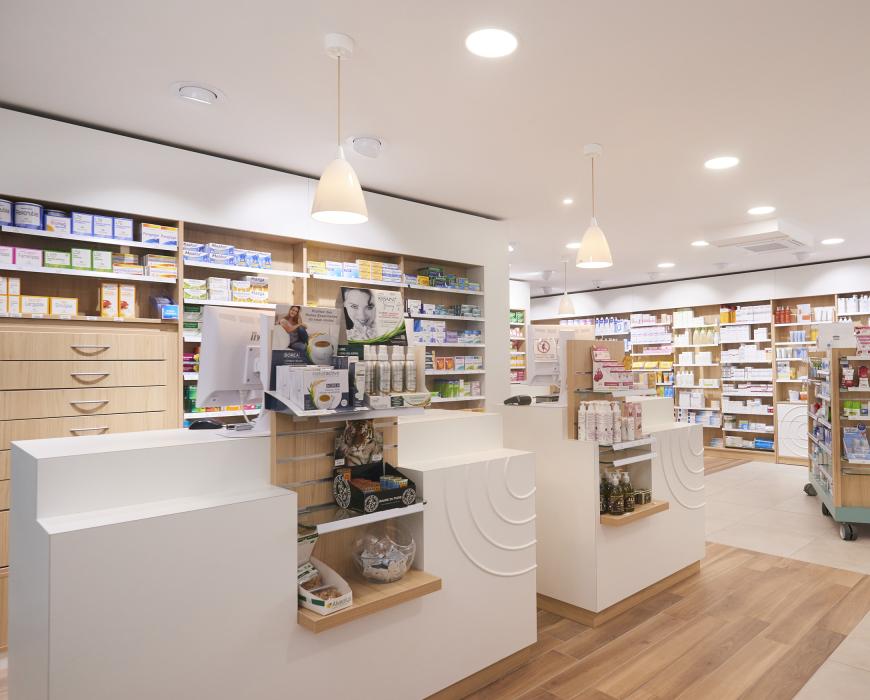agencement pharmacie blanc bois