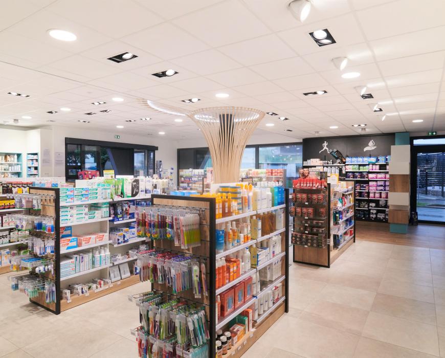 création mobilier transfert réagencement agencement aménagement relooking bois métal espace enfant maman bébé beauté univers nature soins bio espaces confidentiels cabine essayage vaccination pharmacie officine surface de vente espace d'attente back office herboristerie tisanerie aromathérapie mad orthopédie comptoir linéaires décoration travaux sur-mesure fabrication française made in france coiffure optique JBCC jbcc agenceur 
