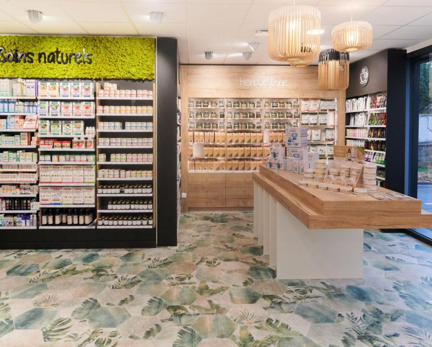 création mobilier transfert réagencement agencement aménagement relooking bois métal espace enfant maman bébé beauté univers nature soins bio espaces confidentiels cabine essayage vaccination pharmacie officine surface de vente espace d'attente back office herboristerie tisanerie aromathérapie mad orthopédie comptoir linéaires décoration travaux sur-mesure fabrication française made in france coiffure optique JBCC jbcc agenceur 