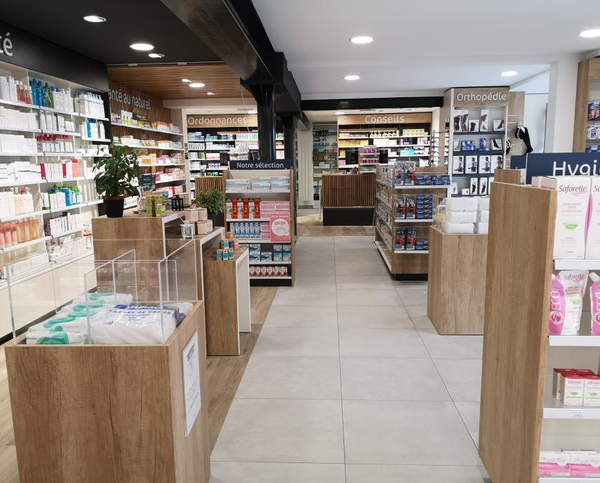  réagencement agrandissement relooking pharmacie bois blanc noir comptoir ecran de protection jbcc agenceur transfert creation relooking pharmacie magasin d'optique de coiffure et surfaces de vente