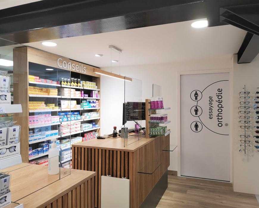 réagencement agrandissement relooking pharmacie bois blanc noir comptoir ecran de protection jbcc agenceur transfert creation relooking pharmacie magasin d'optique de coiffure et surfaces de vente
