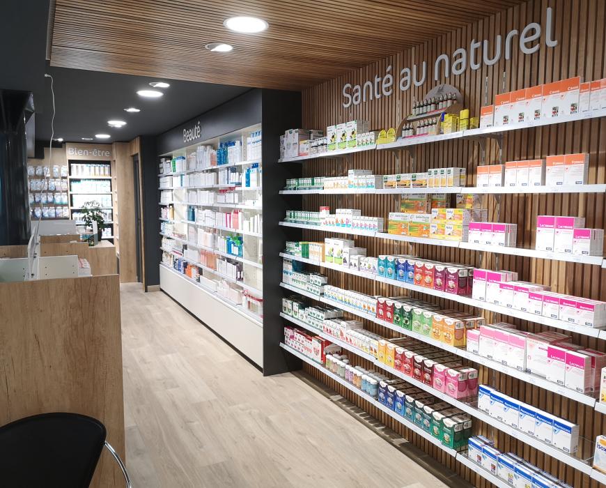  réagencement agrandissement relooking pharmacie bois blanc noir comptoir ecran de protection jbcc agenceur transfert creation relooking pharmacie magasin d'optique de coiffure et surfaces de vente