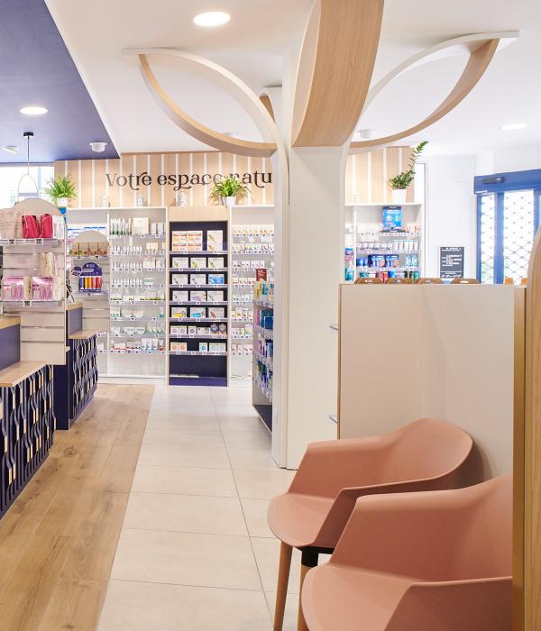 Mobilier éco-sourcé, normes environnementales, sensibilité environnementale, agencement durable, matériaux recyclables, produits locaux, circuits courts, création de mobilier, transfert d’aménagement, réagencement, relooking de pharmacie, mobilier en bois, mobilier en métal, espace enfant, espace maman-bébé, beauté nature, soins bio, espaces confidentiels, cabine d’essayage, vaccination en pharmacie, officine de pharmacie, surface de vente, espace d’attente, back office, orthopédie, comptoir de pharmacie, l