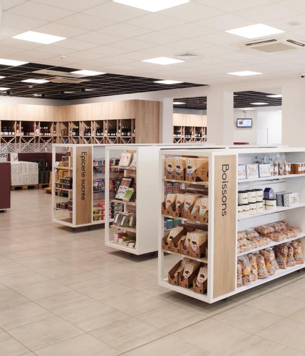 Aménagement personnalisé, mobilier sur mesure, design intérieur, espace de travail, stockage optimisé, zones de service, ergonomie,  matériaux durables, espaces de réunion, zones de stockage, mobilier urbain, espaces de coworking, mobilier industriel, espaces de vente, mobilier de bureau, espaces de production, mobilier extérieur, espaces de loisirs, mobilier de magasin.