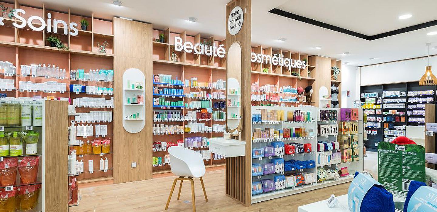 linéaires de pharmacie, décoration intérieure, travaux en pharmacie, JBCC Agenceur, JBCC Agencement, agencement de pharmacie, design de pharmacie, mobilier de pharmacie, architecture commerciale, pharmacie moderne, conception de pharmacie, aménagement de pharmacie, bois écologique, Made in France, Sautron, pharmacie Nantes, mobilier sur mesure, pharmacie France, agencement professionnel, innovation en pharmacie, équipe professionnelle, expert en agencement, projet de pharmacie, fabrication française