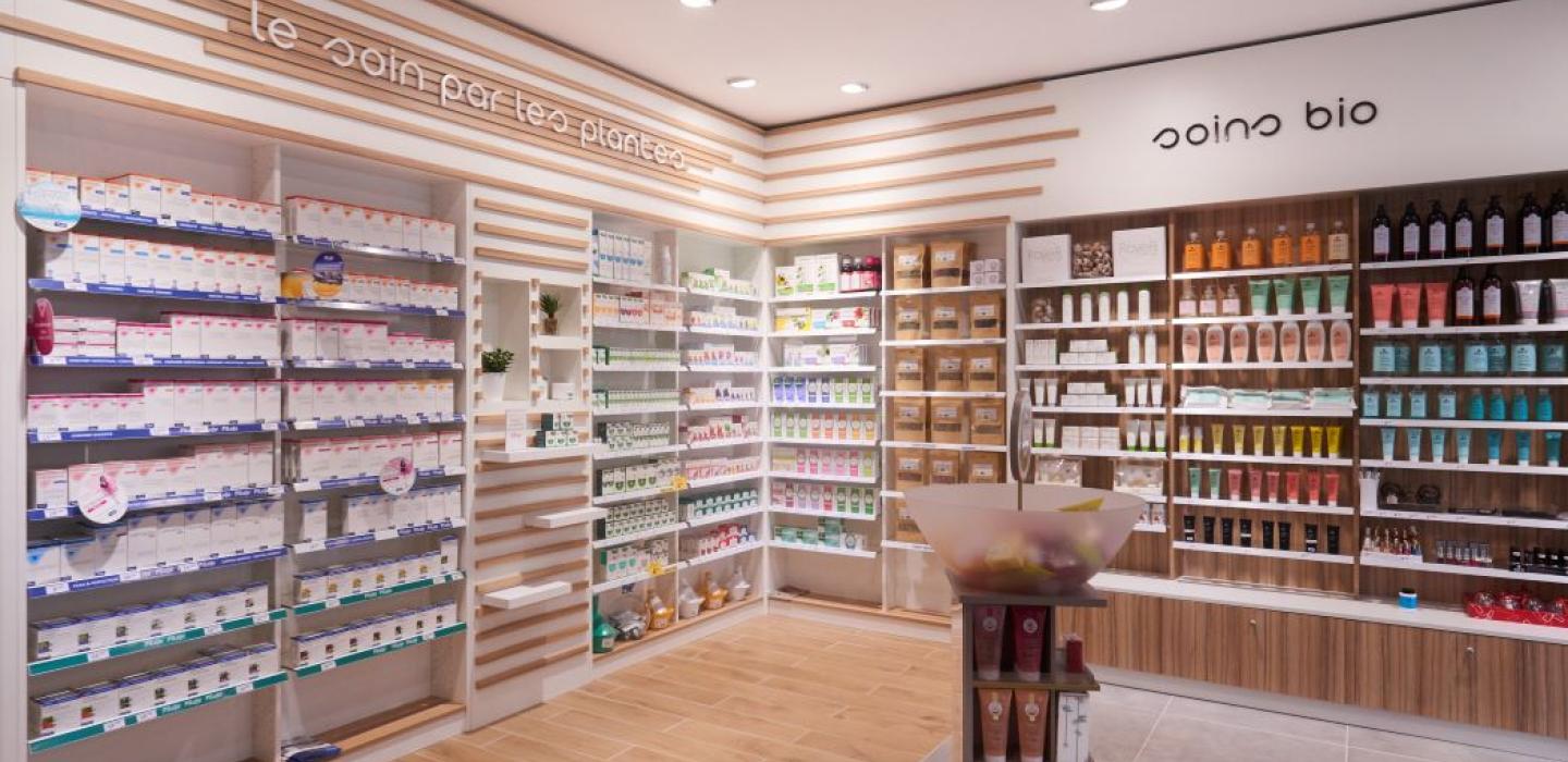 création mobilier transfert réagencement agencement aménagement relooking bois métal espace enfant maman bébé beauté univers nature soins bio espaces confidentiels cabine essayage vaccination pharmacie officine surface de vente espace d'attente back office herboristerie tisanerie aromathérapie mad orthopédie comptoir linéaires décoration travaux sur-mesure fabrication française made in france coiffure optique JBCC jbcc agenceur 