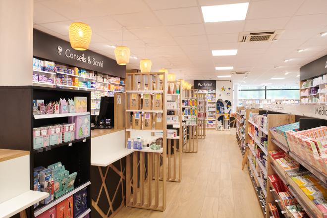 linéaires de pharmacie, décoration intérieure, travaux en pharmacie, JBCC Agenceur, JBCC Agencement, agencement de pharmacie, design de pharmacie, mobilier de pharmacie, architecture commerciale, pharmacie moderne, conception de pharmacie, aménagement de pharmacie, bois écologique, Made in France, Sautron, pharmacie Nantes, mobilier sur mesure, pharmacie 2024, agencement professionnel, innovation en pharmacie, équipe professionnelle, expert en agencement, projet de pharmacie, fabrication française