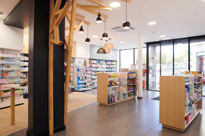 linéaires de pharmacie, décoration intérieure, travaux en pharmacie, JBCC Agenceur, JBCC Agencement, agencement de pharmacie, design de pharmacie, mobilier de pharmacie, architecture commerciale, pharmacie moderne, conception de pharmacie, aménagement de pharmacie, bois écologique, Made in France, Sautron, pharmacie Nantes, mobilier sur mesure, pharmacie 2024, agencement professionnel, innovation en pharmacie, équipe professionnelle, expert en agencement, projet de pharmacie, fabrication française