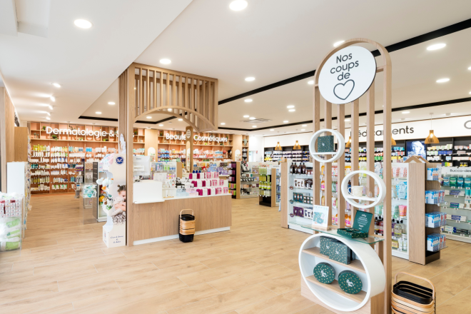 linéaires de pharmacie, décoration intérieure, travaux en pharmacie, JBCC Agenceur, JBCC Agencement, agencement de pharmacie, design de pharmacie, mobilier de pharmacie, architecture commerciale, pharmacie moderne, conception de pharmacie, aménagement de pharmacie, bois écologique, Made in France, Sautron, pharmacie Nantes, mobilier sur mesure, pharmacie France, agencement professionnel, innovation en pharmacie, équipe professionnelle, expert en agencement, projet de pharmacie, fabrication française