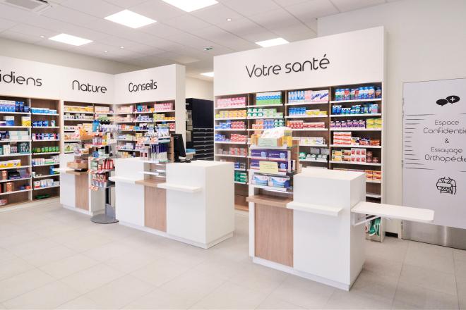 Parée de bois et de blanc, la pharmacie met à la disposition de la patientèle, dans une ambiance ZEN, les différents espaces : aromathérapie, diététique, homéopathie, médicaments vétérinaires, micronutrition, orthopédie, phytothérapie et parapharmacie.