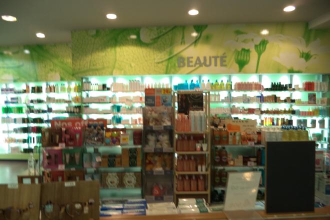 linéaires de pharmacie, décoration intérieure, travaux en pharmacie, JBCC Agenceur, JBCC Agencement, agencement de pharmacie, design de pharmacie, mobilier de pharmacie, architecture commerciale, pharmacie moderne, conception de pharmacie, aménagement de pharmacie, bois écologique, Made in France, Sautron, pharmacie Nantes, mobilier sur mesure, pharmacie 2024, agencement professionnel, innovation en pharmacie, équipe professionnelle, expert en agencement, projet de pharmacie, fabrication française