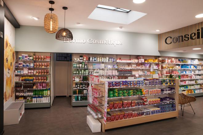 linéaires de pharmacie, décoration intérieure, travaux en pharmacie, JBCC Agenceur, JBCC Agencement, agencement de pharmacie, design de pharmacie, mobilier de pharmacie, architecture commerciale, pharmacie moderne, conception de pharmacie, aménagement de pharmacie, bois écologique, Made in France, Sautron, pharmacie Nantes, mobilier sur mesure, pharmacie France, agencement professionnel, innovation en pharmacie, équipe professionnelle, expert en agencement, projet de pharmacie, fabrication française