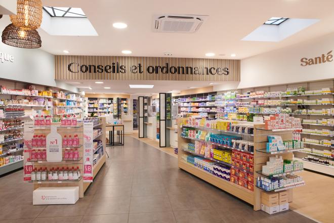 linéaires de pharmacie, décoration intérieure, travaux en pharmacie, JBCC Agenceur, JBCC Agencement, agencement de pharmacie, design de pharmacie, mobilier de pharmacie, architecture commerciale, pharmacie moderne, conception de pharmacie, aménagement de pharmacie, bois écologique, Made in France, Sautron, pharmacie Nantes, mobilier sur mesure, pharmacie 2024, agencement professionnel, innovation en pharmacie, équipe professionnelle, expert en agencement, projet de pharmacie, fabrication française