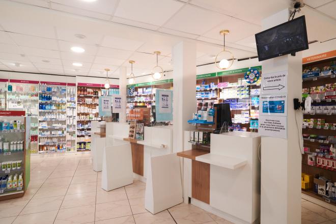 relooking pharmacie comptoirs bois et blanc suspension laiton