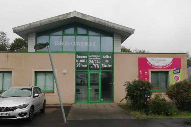 Ancienne façade de pharmacie en centre-ville avant l'intervention de JBCC : une vitrine traditionnelle étroite et un local exigu limitant le développement de l'officine