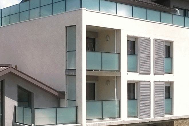 ouvertures en aluminium et garde-corps vitrés en acier Immeuble de logements neuf 
