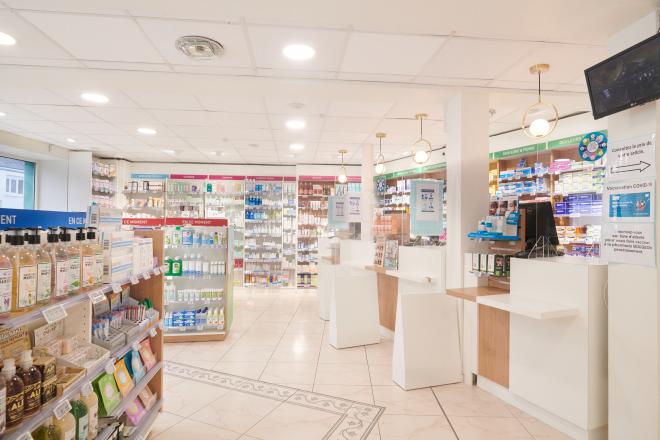 relooking pharmacie comptoirs bois et blanc suspension laiton