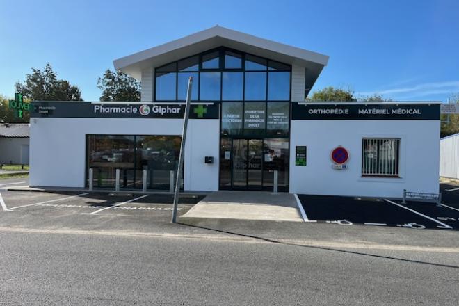 Résultat après transfert par JBCC : transformation d'un espace de coworking en une pharmacie moderne de 200 m² avec une façade contemporaine et une signalétique haute visibilité.