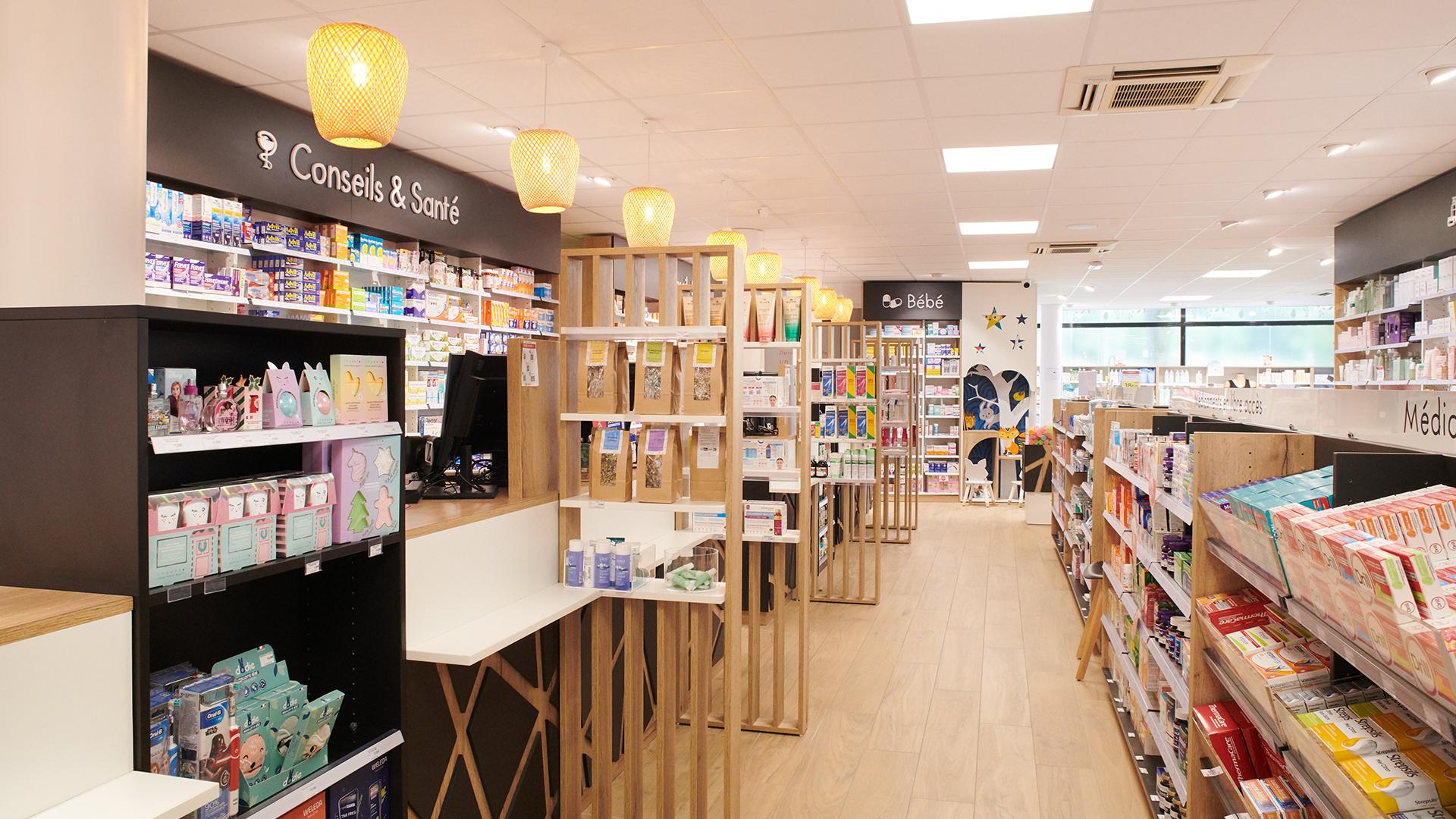 linéaires de pharmacie, décoration intérieure, travaux en pharmacie, JBCC Agenceur, JBCC Agencement, agencement de pharmacie, design de pharmacie, mobilier de pharmacie, architecture commerciale, pharmacie moderne, conception de pharmacie, aménagement de pharmacie, bois écologique, Made in France, Sautron, pharmacie Nantes, mobilier sur mesure, pharmacie 2024, agencement professionnel, innovation en pharmacie, équipe professionnelle, expert en agencement, projet de pharmacie, fabrication française